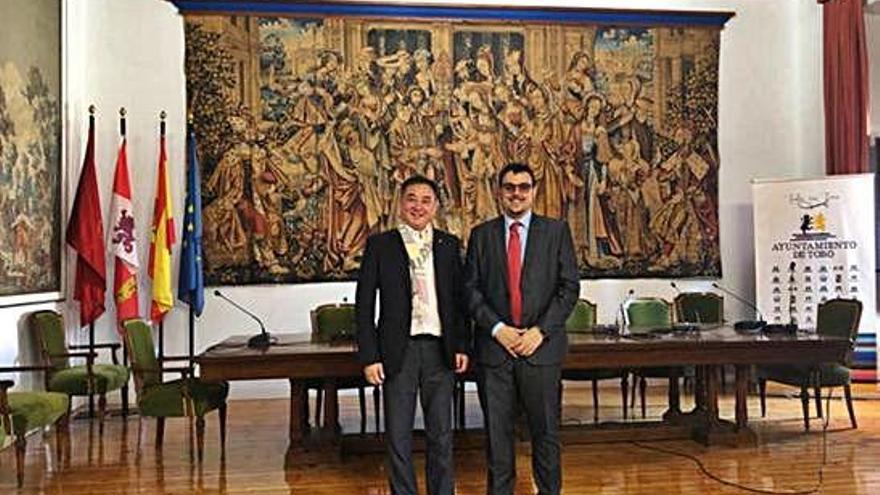 Tomás del Bien posa con Max Wang en el Ayuntamiento tras una reunión sobre el proyecto.