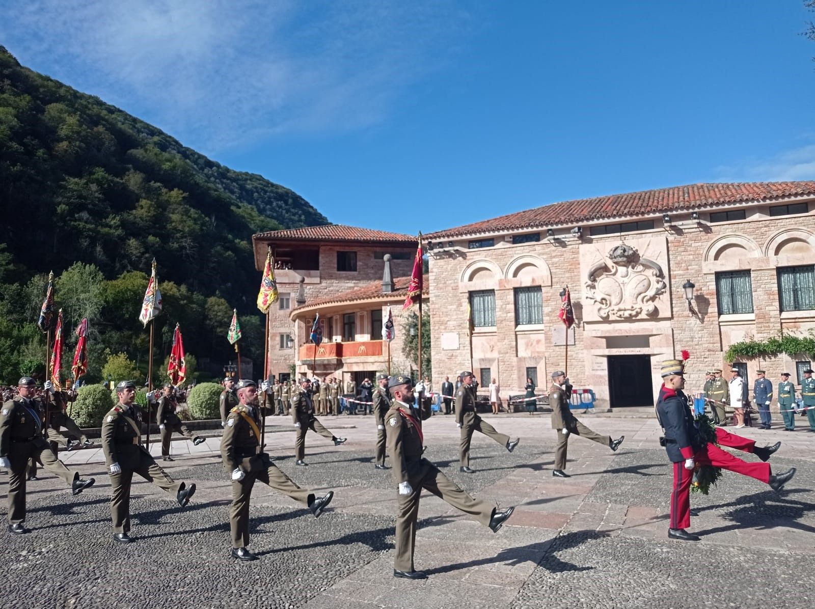 Multitudinaria jura de bandera en Covadonga, con imágenes para la historia en el real sitio