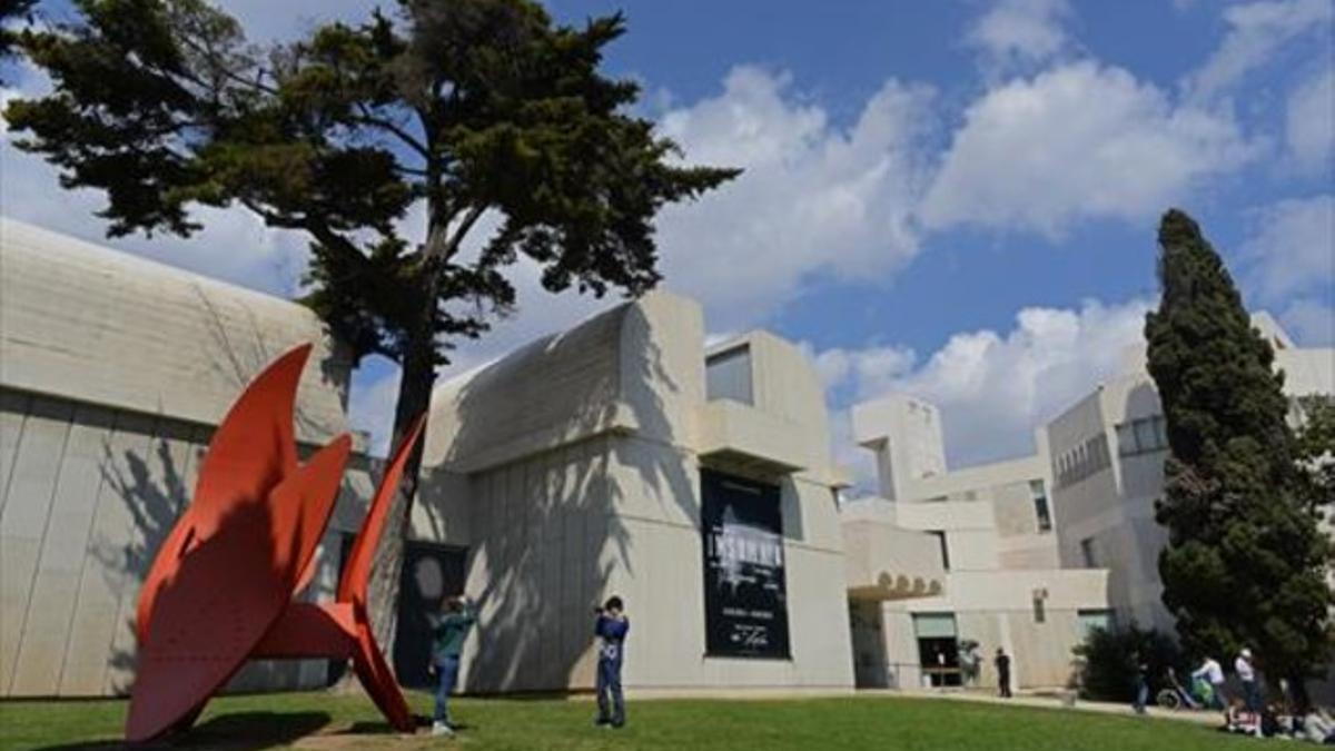 Un extenso jardín rodea el edificio de la Fundació Joan Miró, situado en el parque de Montjuïc.