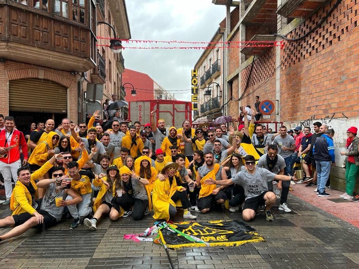 La Peña No Te Embales en una de las Vacas de la Sangría.