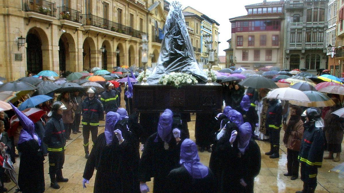 Procesión de la Virgen de la Soledad, en Oviedo, bajo la lluvia, en una imagen de archivo.