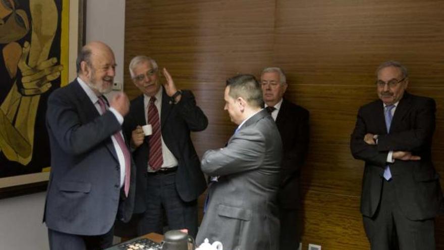 Josep Borrell y José María Gil Robles, ayer en el Instituto de Cultura Juan Gil-Albert.