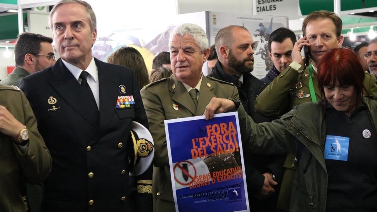 Una activista de la organización &quot;Desmilitaritzem l'Educació&quot; durante el acto de protesta ante los militares.