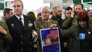 Una activista de la organización Desmilitaritzem l’Educació durante el acto de protesta ante los militares.