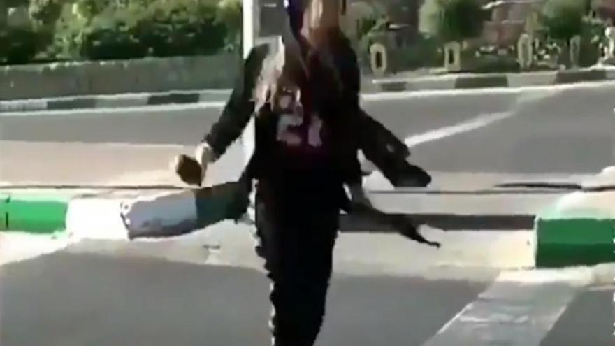 Bailando en la calle; así se rebelan ahora las jóvenes iranís