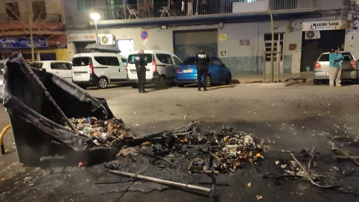 La batería de contenedores arrasada por el fuego en la calle Francesc Pi i Margall.