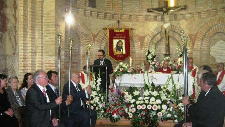 Cofrades, familiares y sacerdotes durante la misa de fiesta oficiada en la ermita del Cristo de las Batallas.