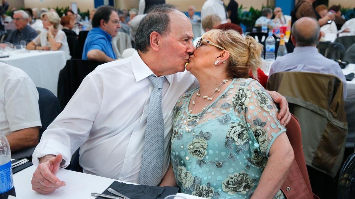 Mas de 100 parejas celebran sus bodas de oro en el Ajuntament de Badalona.