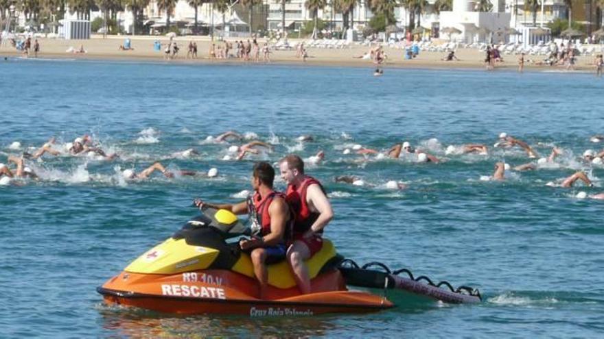 Integrantes de Cruz Roja durante una competición de natación en una playa valenciana.