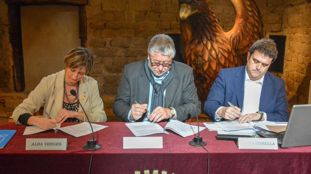 La consellera de Salut, Alba Vergès, el alcalde de Cornellà, Antonio Balmón, y el director de CatSalut, Adrià Comella, durante la firma del convenio este jueves