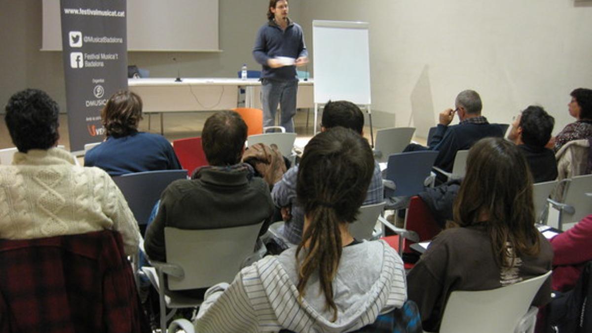 Un momento del taller de composición de canciones que Josep Pedrals impartió en el espacio Betúlia de Badalona este martes en el marco del festival Musica't.