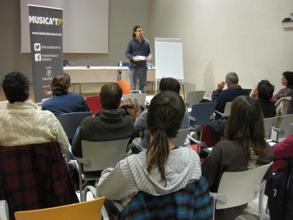 Un moment del taller de composició de cançons que Josep Pedrals va impartir a l’espai Betúlia de Badalona aquest dimarts en el marc del festival Musica’t.