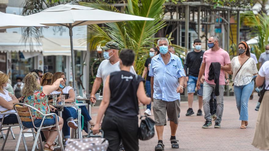 Darias: “No será obligatorio llevar mascarillas al aire libre con distancia interpersonal de metro y medio”