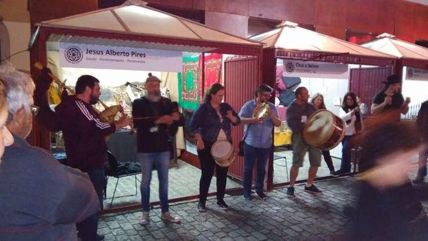 Blanco -cuarto por la izquierda- toca en la localidad portuguesa.