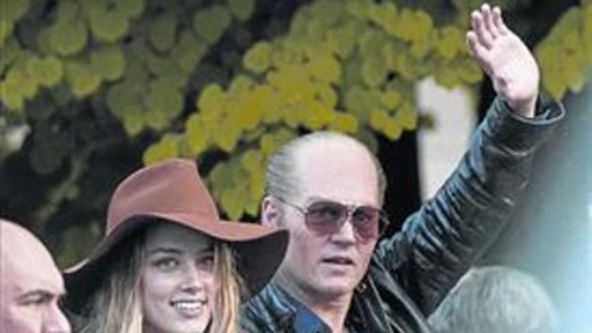 Un irreconocible Johnny Depp recibe a su novia en el plató_MEDIA_1