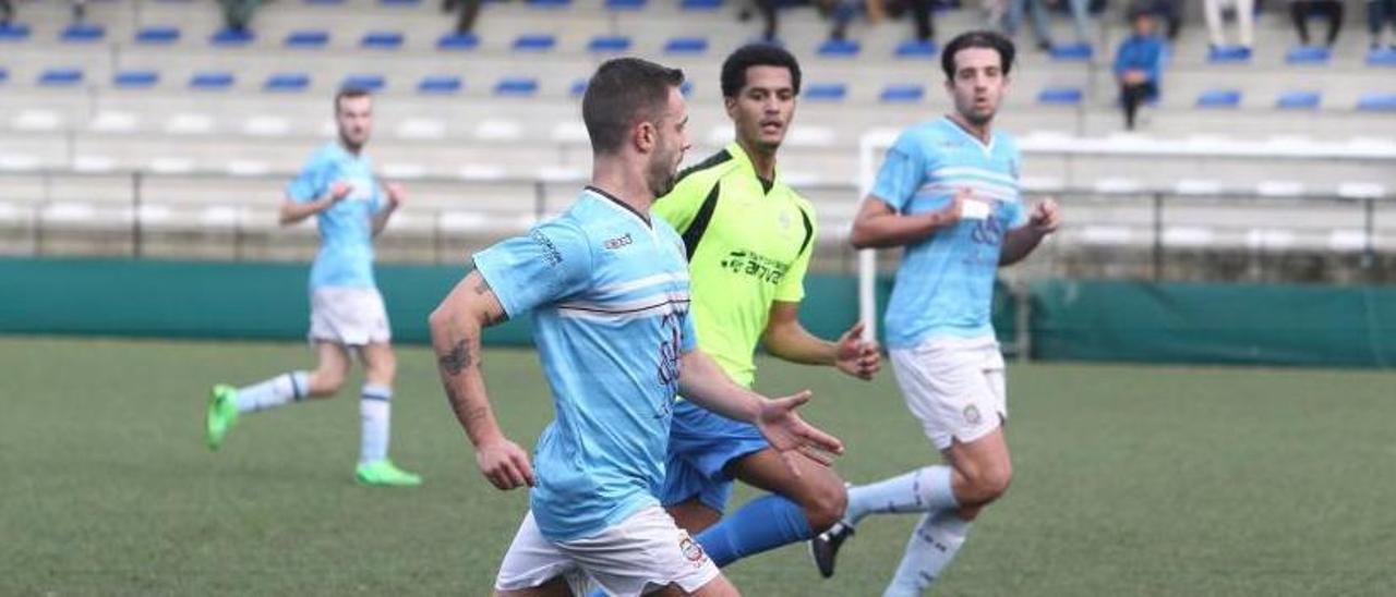 Un futbolista del Moaña avanza con el balón en el partido ante el Mondariz. |  // SANTOS ÁLVAREZ