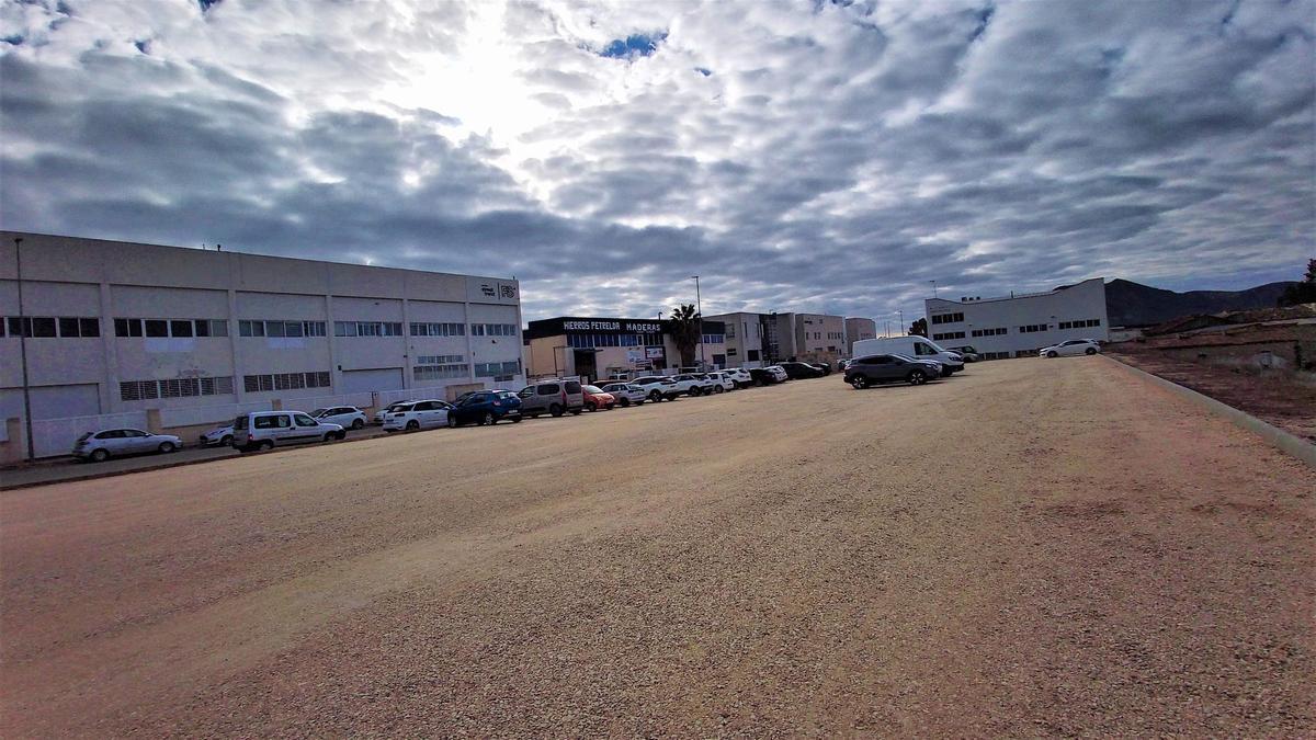 La nueva zona de estacionamiento de vehículos en el polígono industrial Salinetes de Petrer.