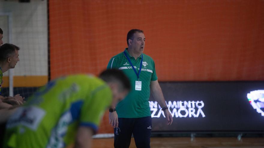 Fran González, entrenador del Balonmano Zamora Enamora: &quot;Se ha visto que, en casa, somos muy difíciles de ganar&quot;