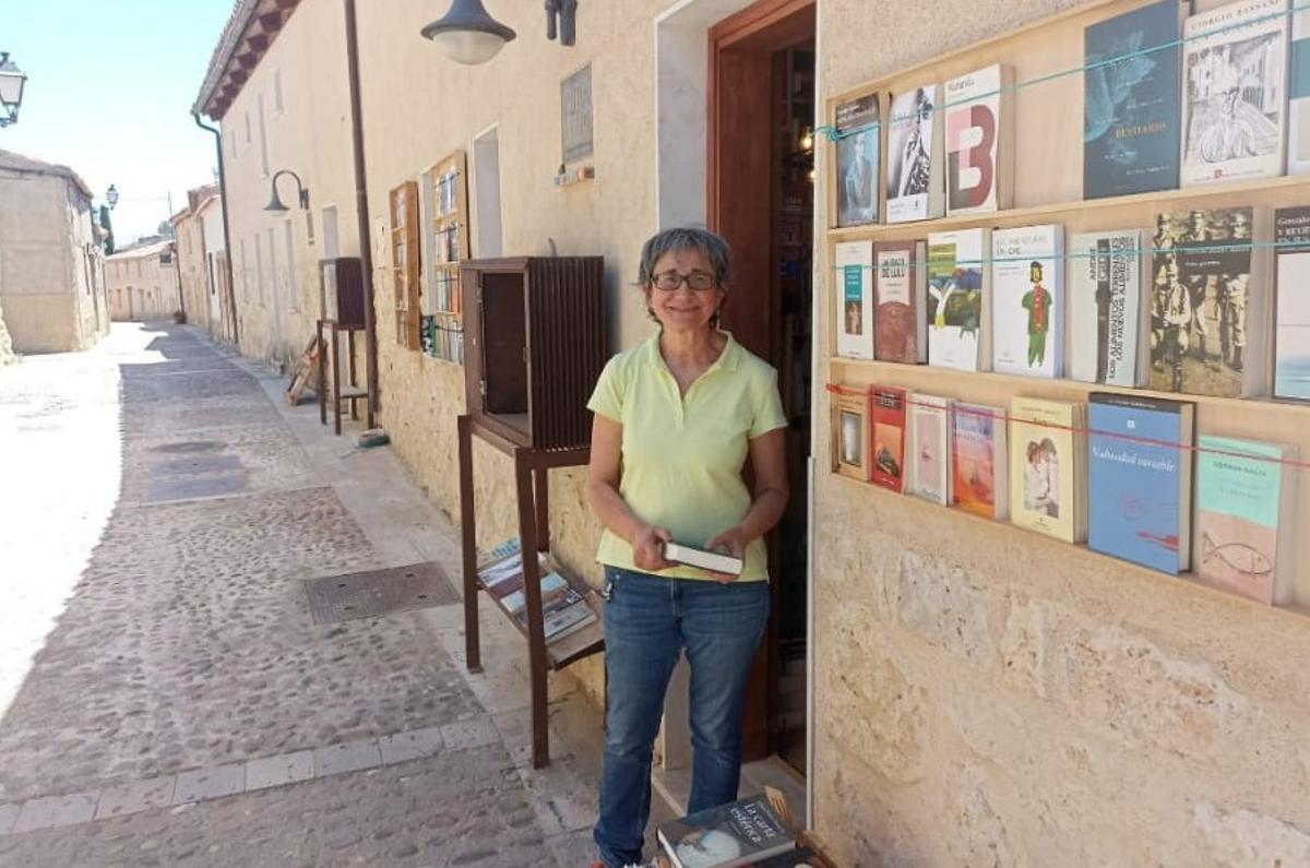 Lourdes, librera, lleva dos años en Urueña, y asegura que el negocio va bien.