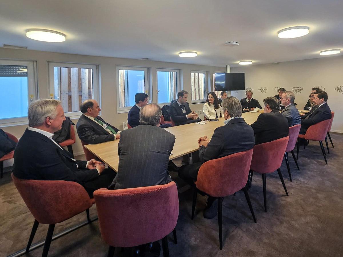 Carlos Cuerpo, ministro para la Transformación Digital y de la Función Pública, en el centro de la imagen; a su izquierda junto a la presidenta de Novonesis, Ester Baiget; Enrique Lores, CEO de HP; presidente de Acciona, José Manuel Entrecanales; el consejero delegado de ACS, Juan Santamaría; el presidente de Salesforce, Miguel Milano; la consejera delegada de Inbrain, Carolina Aguilar; el presidente de BBVA, Carlos Torres; el presidente de Telefónica, Marc Murtra; el consejero delegado de Repsol, Josu Jon Imaz; el consejero delegado de Naturgy, Francisco Reynés; el consejero delegado de Banco Santander, Héctor Grisi; el consejero delegado de Moeve, Maarten Wetselaar; el presidente ejecutivo de Iberdrola, Ignacio Sánchez Galán y el ministro para la Transformación Digital y de la Función Pública, Óscar López.