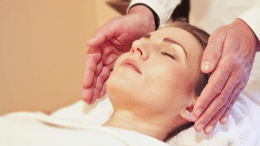 Imagen de una sesión de reiki, una pseudoterapia. // Pixabay