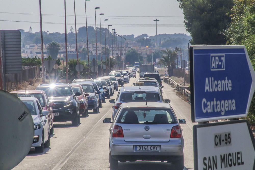 Las retenciones alcanzan Los Balcones en el principal acceso al sur de Torrevieja