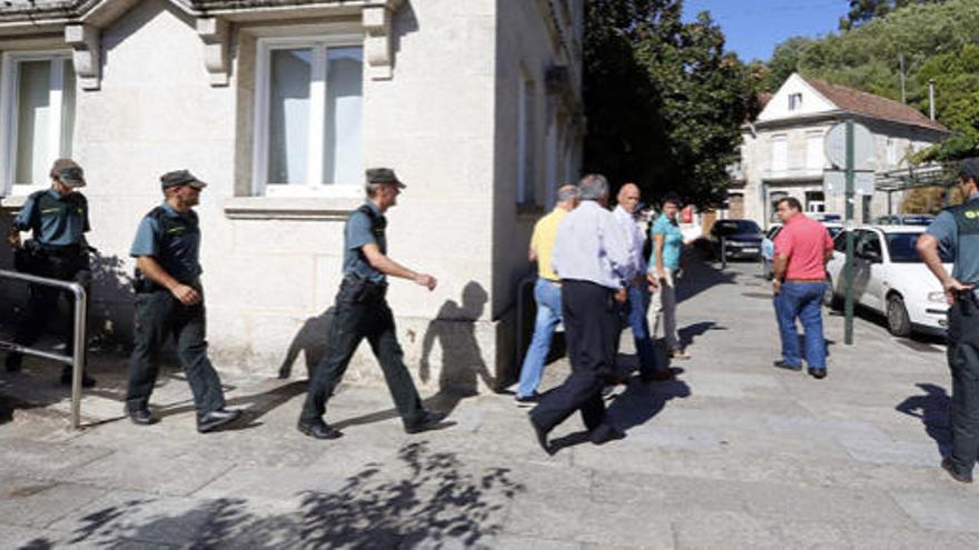 La Guardia Civil custoia a ediles del PP. // G. Porto