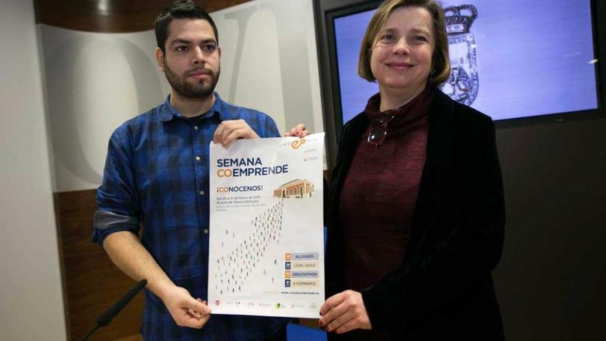 Rubén Rosón y Ana Taboada, ayer, con el cartel anunciador de la &quot;Semana Coemprende&quot;.