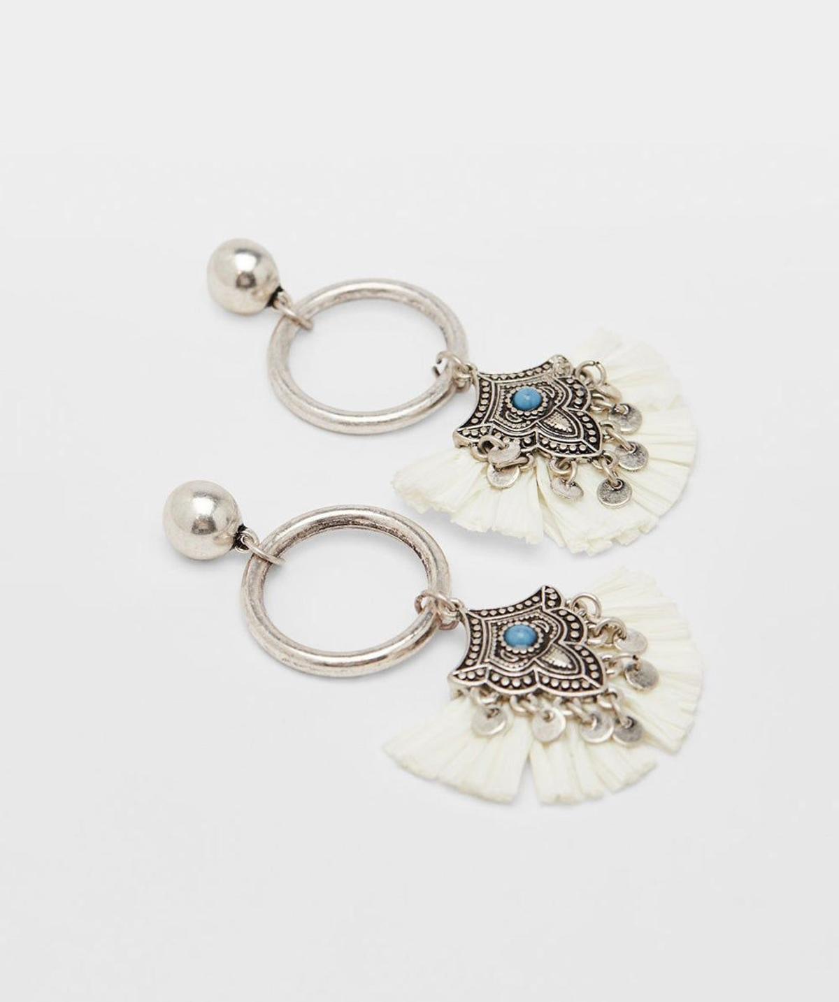 Pendientes boho con flecos de Bershka (Precio: 7,99 euros)