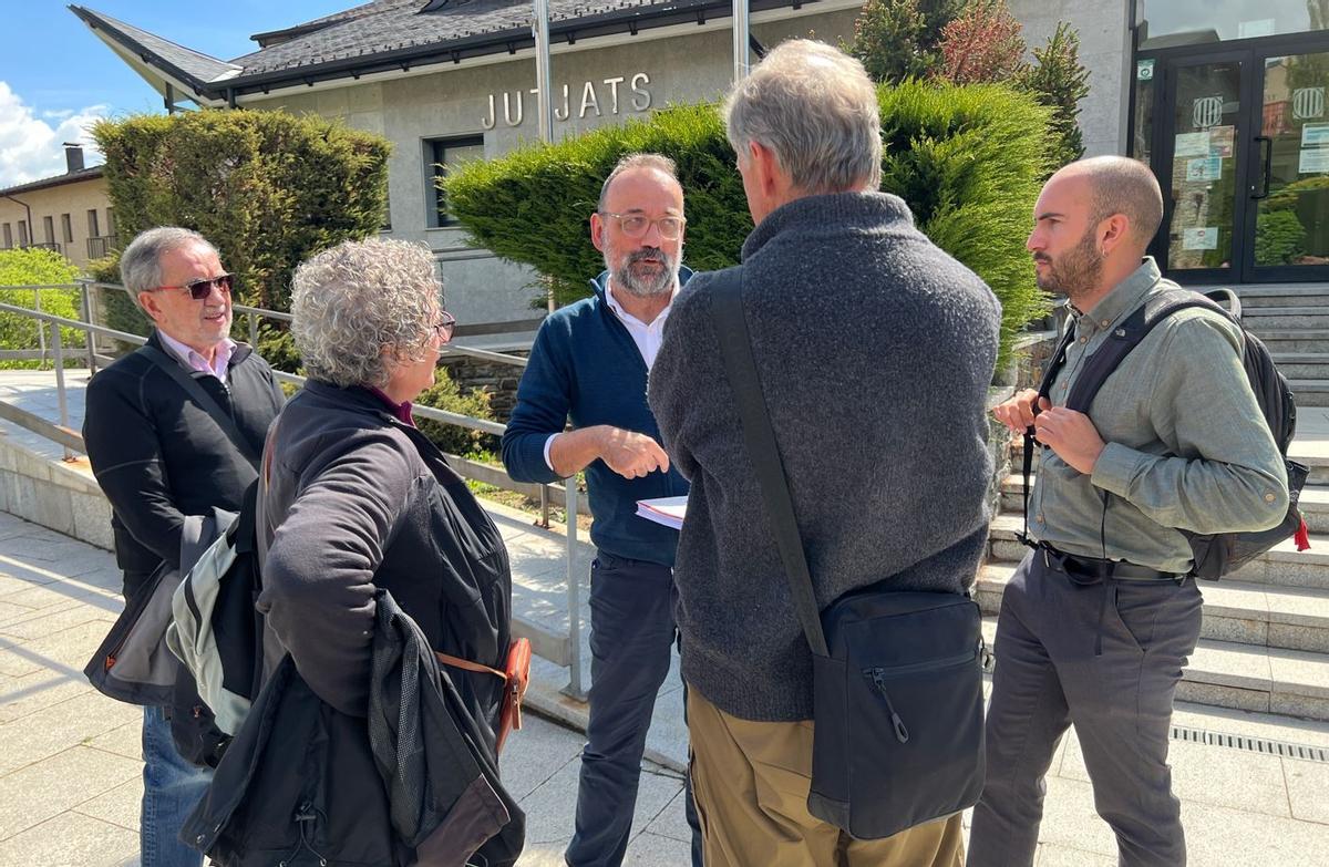 L'advocat Benet Salellas, quamb diversos membres de l'entitat SOS Pirineus, entre ells la seva portaveu, Núria Martí, davant dels jutjats de Puigcerdà en el dia que ha declarat el president del Consell Comarcal de la Cerdanya, Isidre Chia.