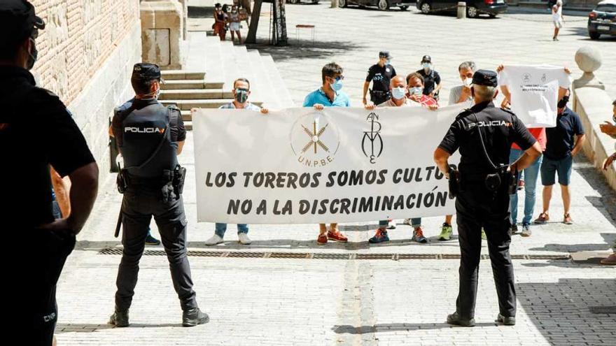 Escrache de un grupo de taurinos a la ministra de Trabajo