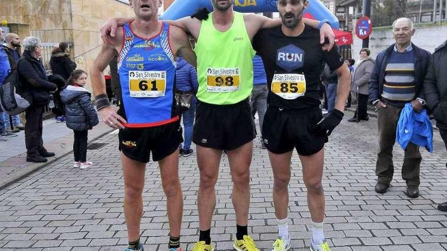 Máximo Cordero, Moradiellos y Fernández, tras la prueba de ayer en Pola de Lena.