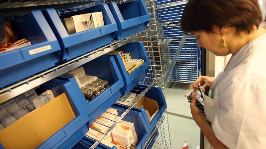 Una sanitaria, en una farmacia
hospitalaria.
| Marta G. Brea