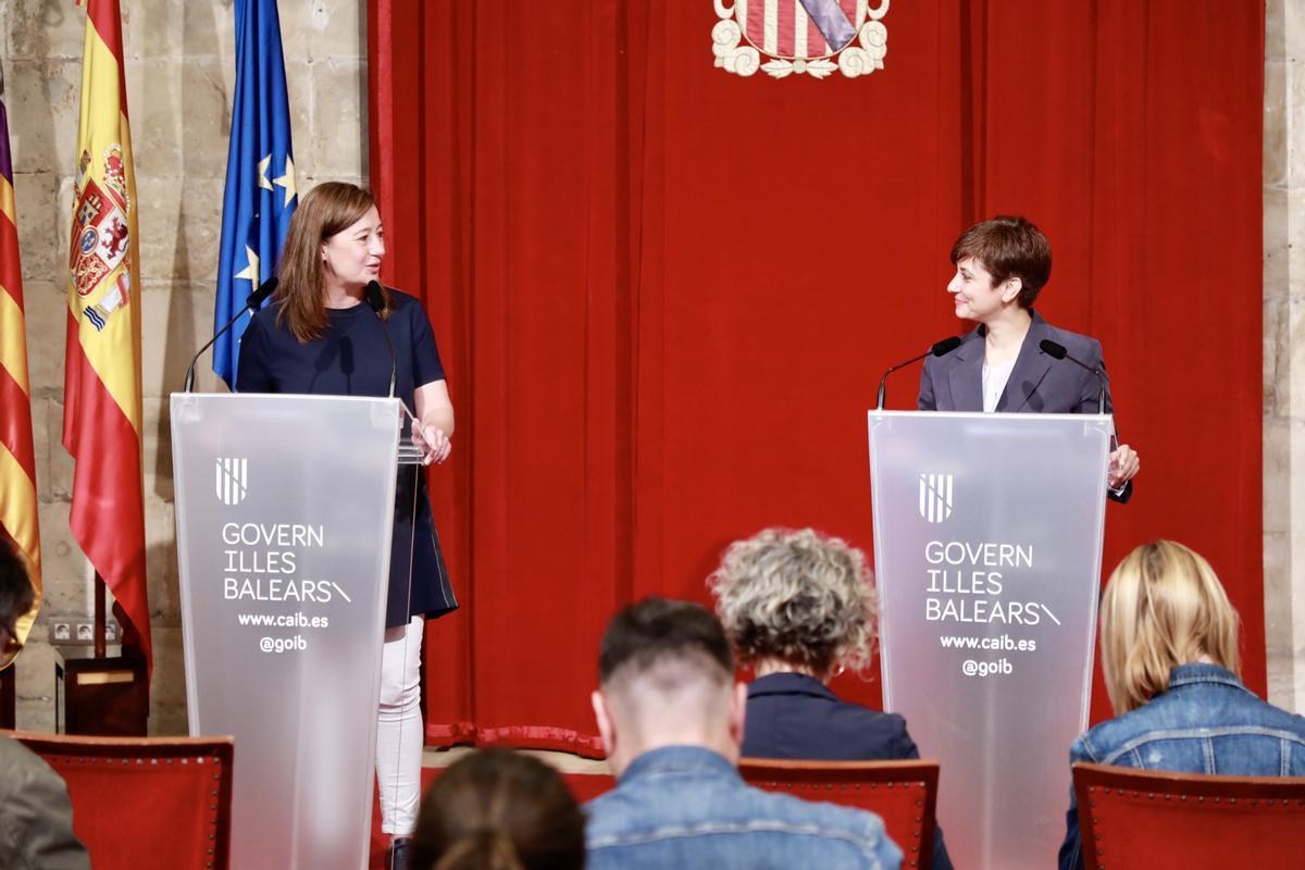 Francina Armengol e Isabel Rodríguez, este mediodía en el Consolat.