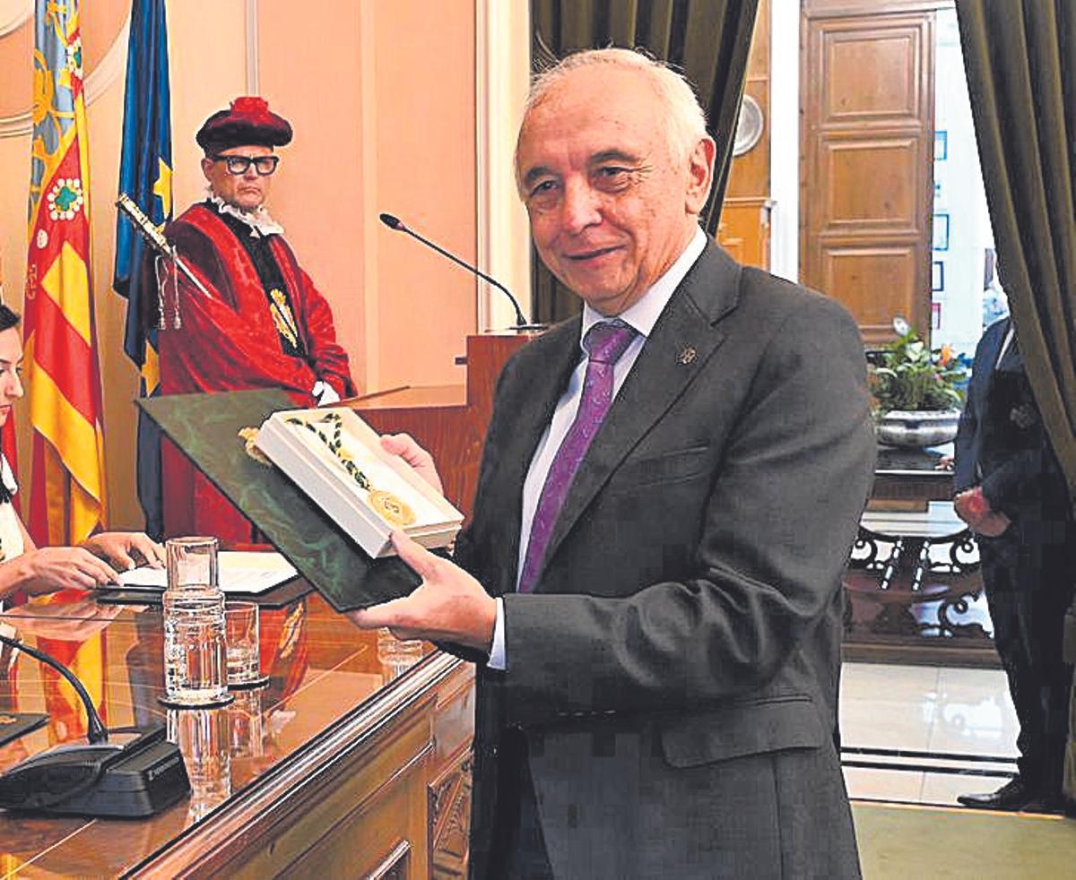Juan Antonio Guzmán en el momento de recoger la distinción.