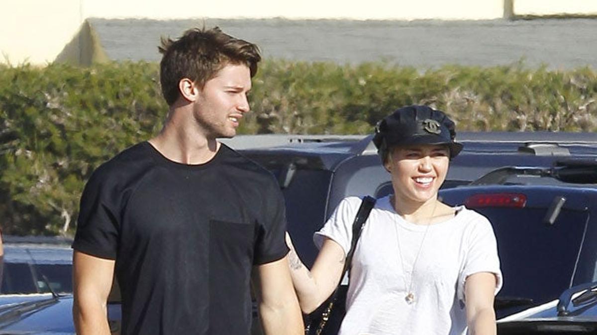 Miley Cyrus y Patrick Schwarzenegger, muy enamorados por las calles de Malibú