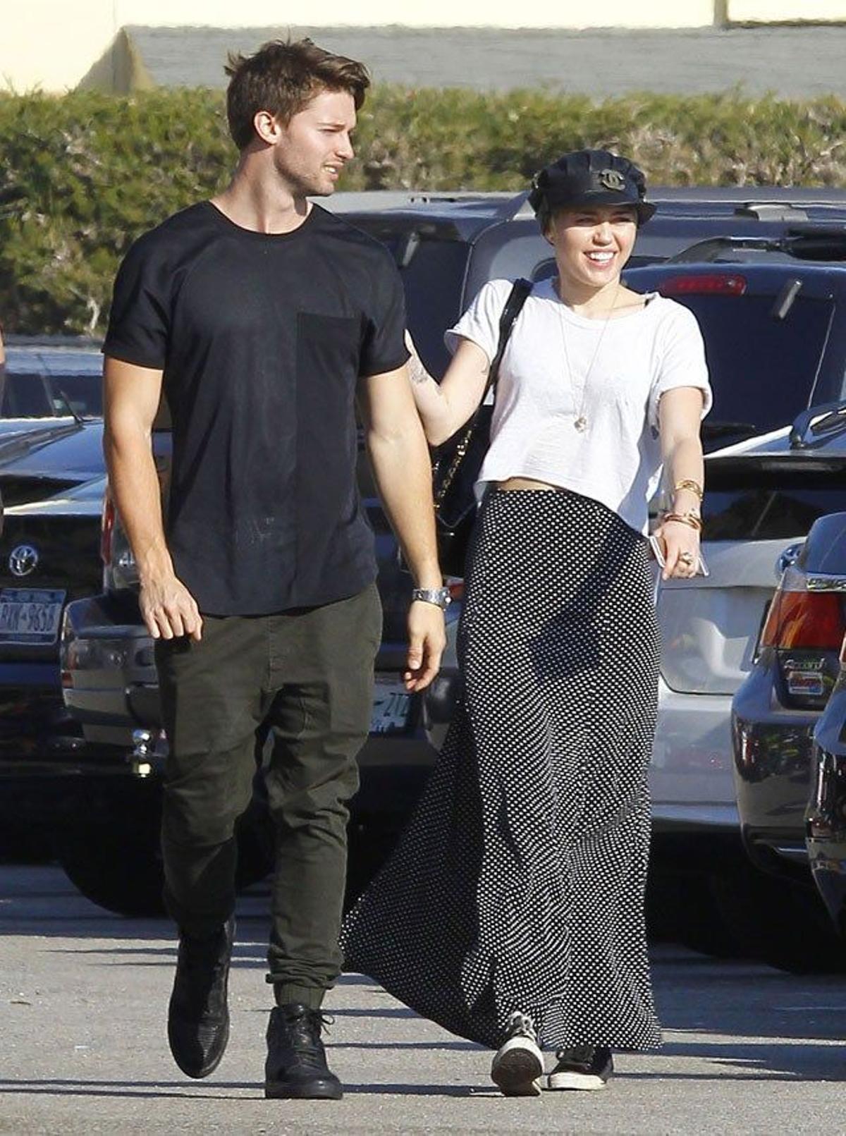 Miley Cyrus y Patrick Schwarzenegger día romantico en Malibú