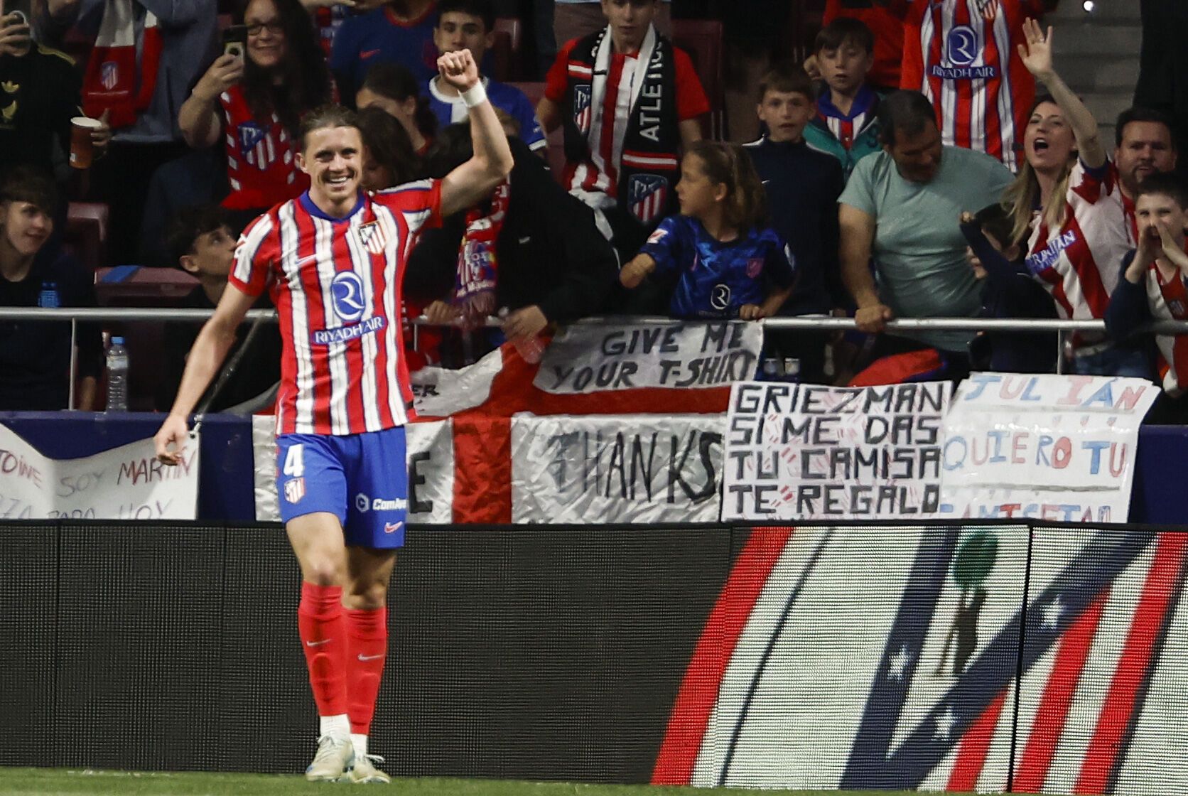 MADRID, 24/04/2025.- El centrocampista británico del Atlético de Madrid Conor Gallagher celebra su gol durante el partido de la jornada 33 de LaLiga EA Sports que Atlético de Madrid y Rayo Vallecano disputan este jueves en el estadio Metropolitano. EFE/Sergio Pérez