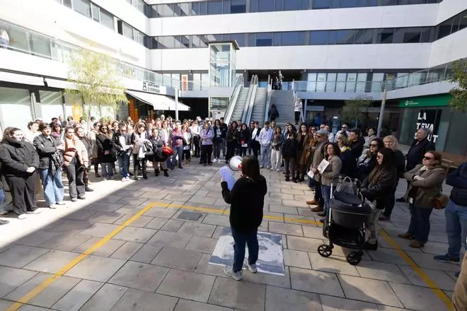 Imágenes de la concentración de los educadores sociales de Ibiza por al asesinato en Badajoz