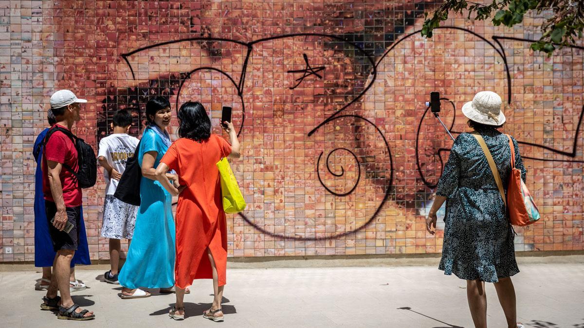 Vandalizado el mural de 'El beso' de Fontcuberta en Barcelona