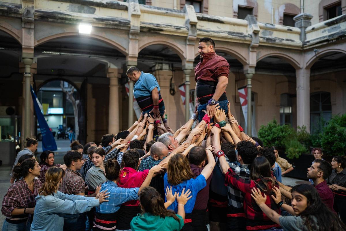 Esquerdats, la colla castellera que ensaya en la Modelo