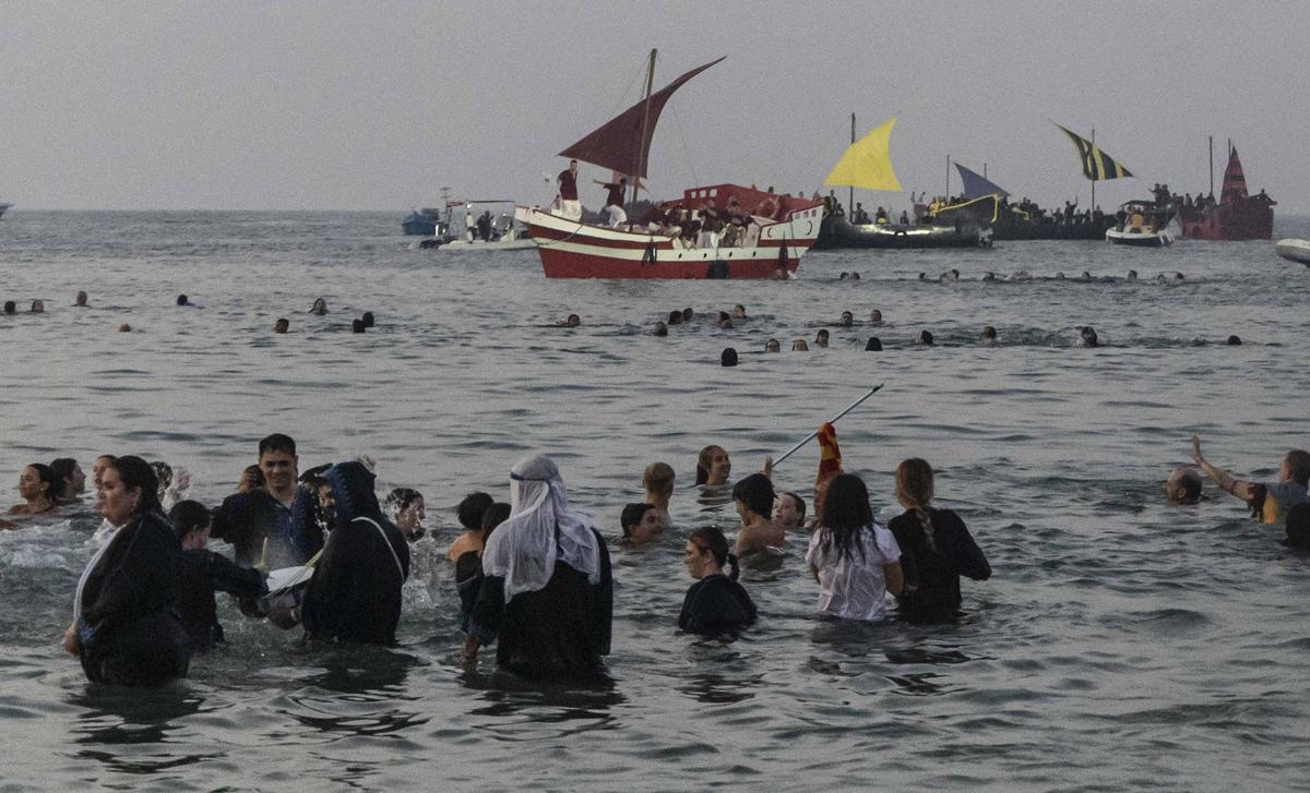 El Desembarco llena de épica la costa de La Vila
