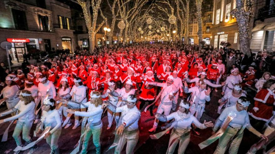 Um die 1.200 in der Reihe tanzende Weihnachtsmänner und -frauen erwartet der Veranstalter zum diesjährigen Line Dance auf dem Borne.