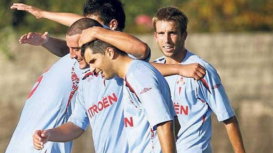 Los jugadores del Celta B festejan su triunfo en Barreiro. // José Lores