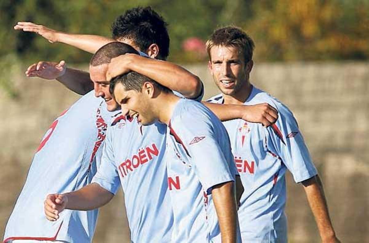 Los jugadores del Celta B festejan su triunfo en Barreiro. // José Lores