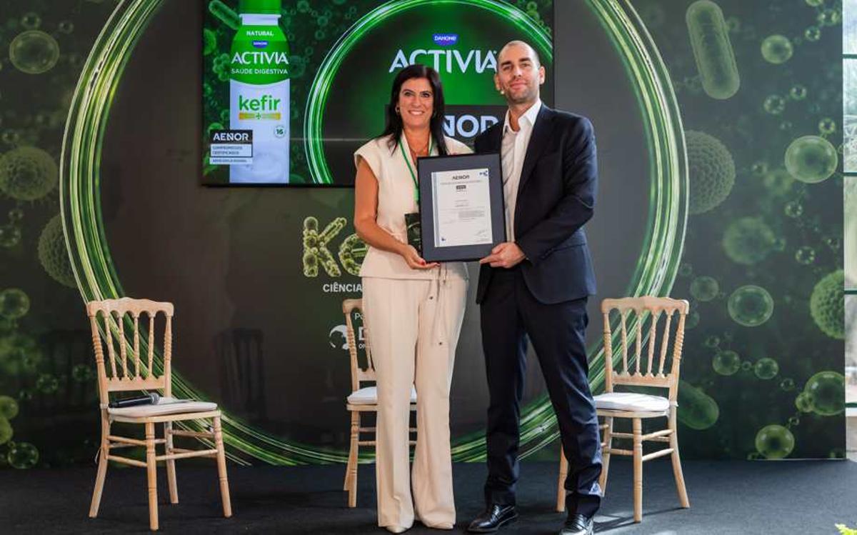De izq. a dcha.: Lina Sá Pinto, directora general de AENOR Portugal y Diogo Costa, director de la división de productos lácteos en Danone Portugal.