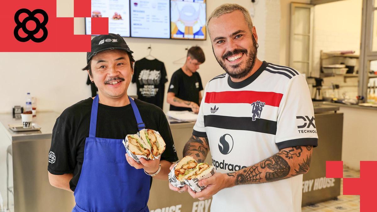 El chef y artista Ken Umehara, conocido como El Puto Ken, y el empresario Sergi Villaubí, con dos 'burgers' japonesas en Fry House.