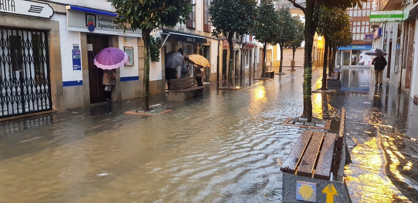 LNE 5  Calle y aceras inundadas en la calle Valle Vallina.jpg