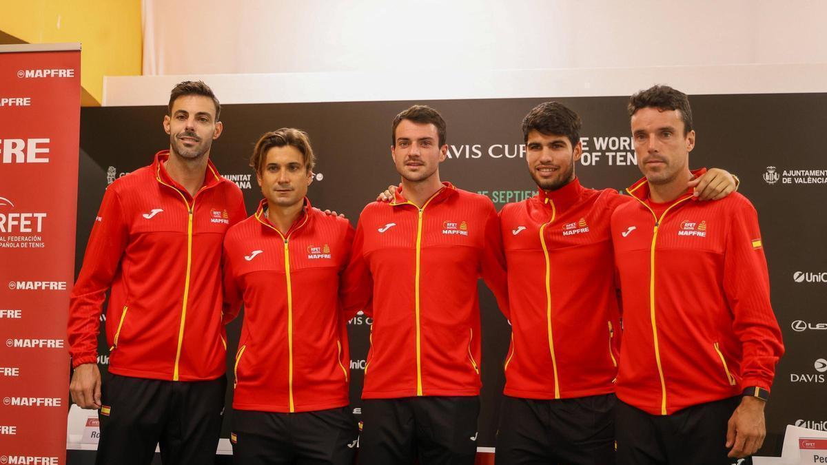 Alcaraz, Bautista, Granollers y Pedro Martínez, con el capitán David Ferrer en la rueda de prensa oficial en Fonteta.