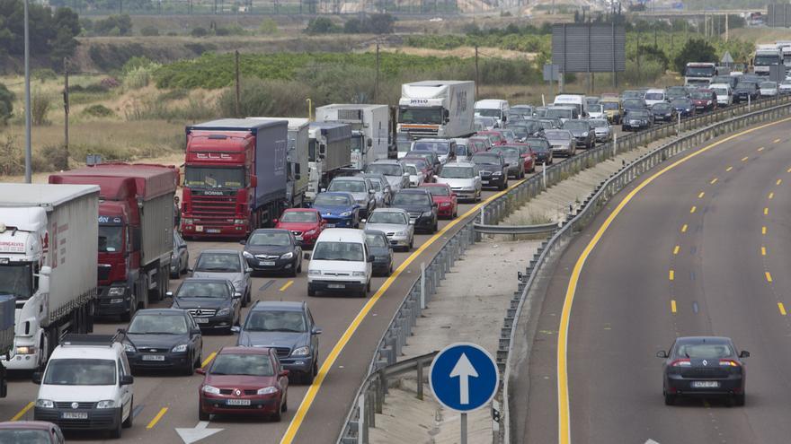 El fin de semana vacacional provoca casi 40 kilómetros de atascos